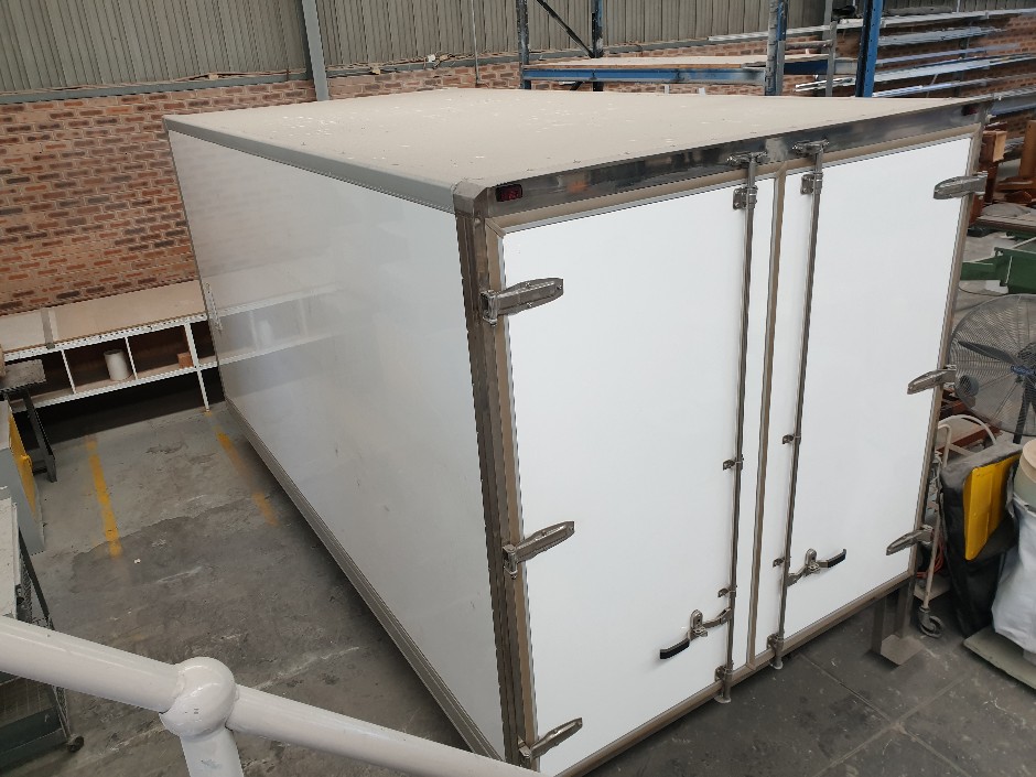 <p>Truck Body Dry Freight FRP Honeycomb Rental Spec Body</p>