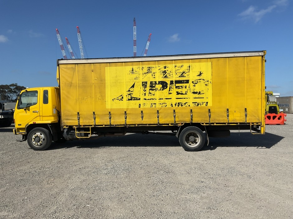 2007 Mitsubishi Fighter FM 600   4x2 Curtainsider