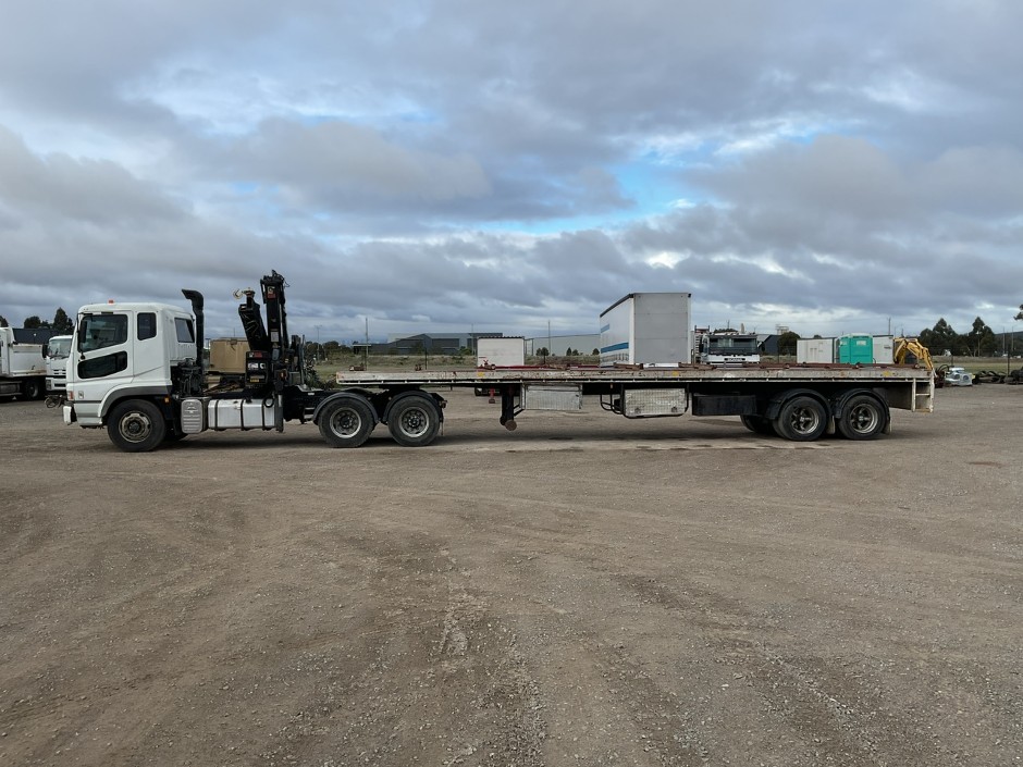 2010 Mitsubishi FV500   6x4 Prime Mover/Fruehauf Flat Deck Trailer