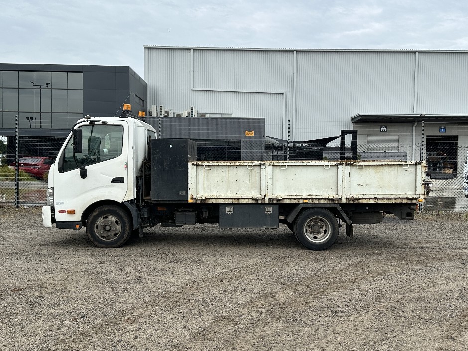 2014 Hino 300 616 4x2 Tray Truck