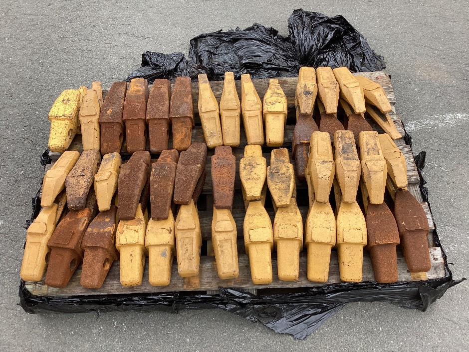 Earthmoving Machinery Attachment Parts x 1 Pallet