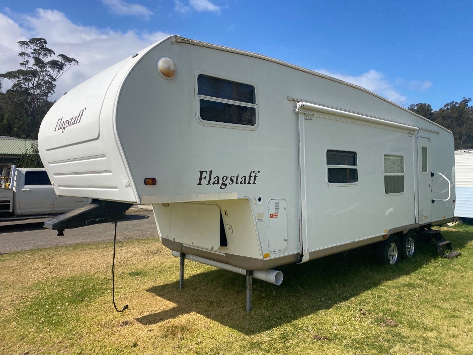 2006 Forest River Flagstaff Fifth-Wheel 30' Caravan