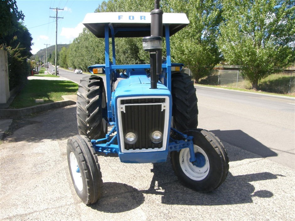 Tractor Ford 4100 2WD • 52-Hp, 3-Cyl Diesel Engine • ROPS Frame