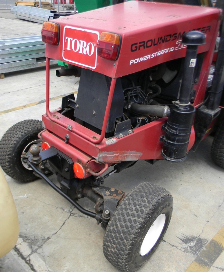 Out Front Ride On Mower Toro 325D 4WD open cab En Auction (0003