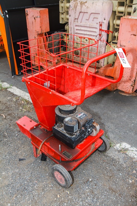 Wood Chipper, Rover, Shredder, mobile, powered by 5HP Briggs and Stratton p Auction (0052