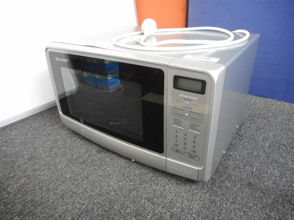 Sharp Carousel R-230J 800W Microwave Oven Auction (0078-5037072