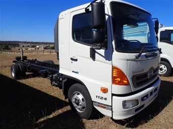 2016 Hino FD 7JL-1124 4 x 2 Cab Chassis Truck